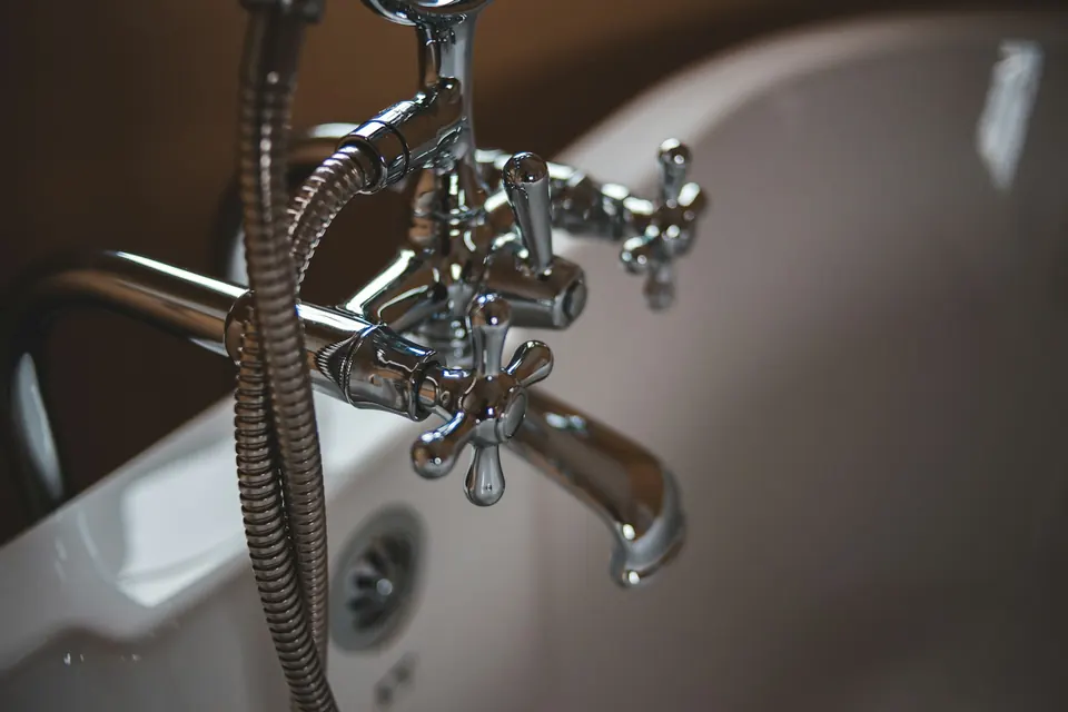 Fontanería general — Fugas, tuberías, grifería, sanitarios y reformas de baño. El trabajo de fontanería del día a día, hecho bien a la primera.